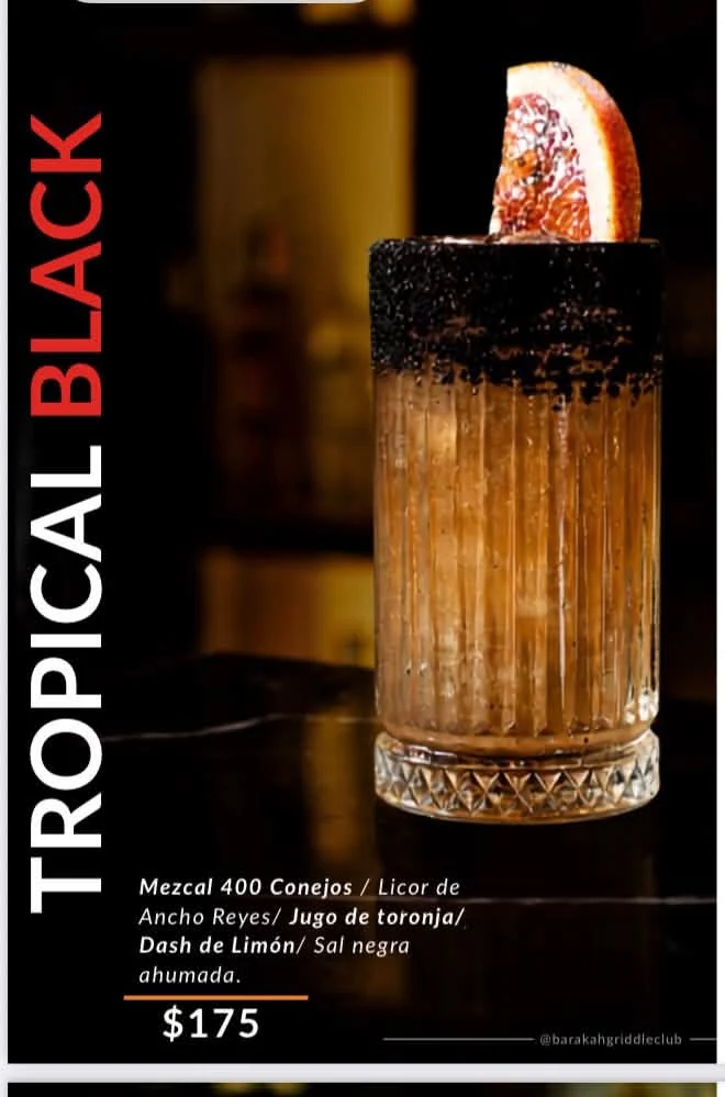 Coctel Tropical Black con toronja y sal negra